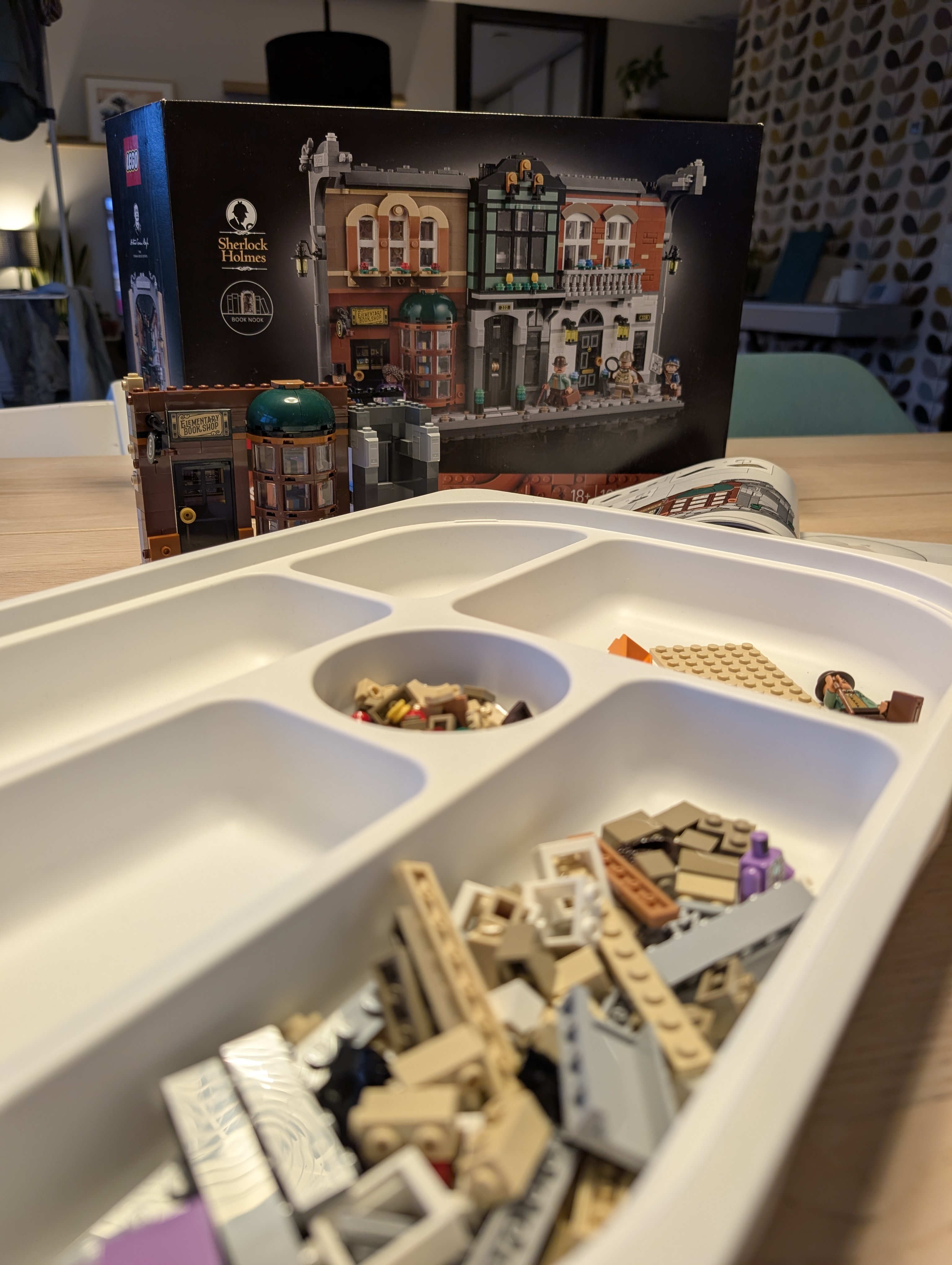 lego 10351 - Sherlock Holmes book nook. partially built, and even more unbuilt. 